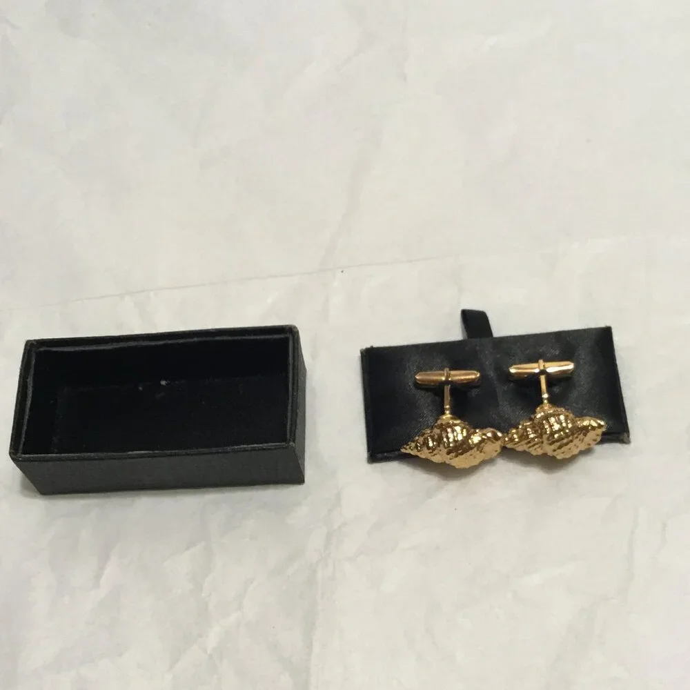 Vintage and exquisite pair of gold tone seashell shaped cufflinks w/ box